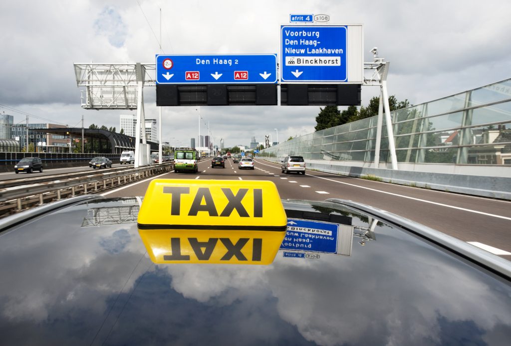 Daklicht taxi, snelweg. Foto: 36clicks | iStock