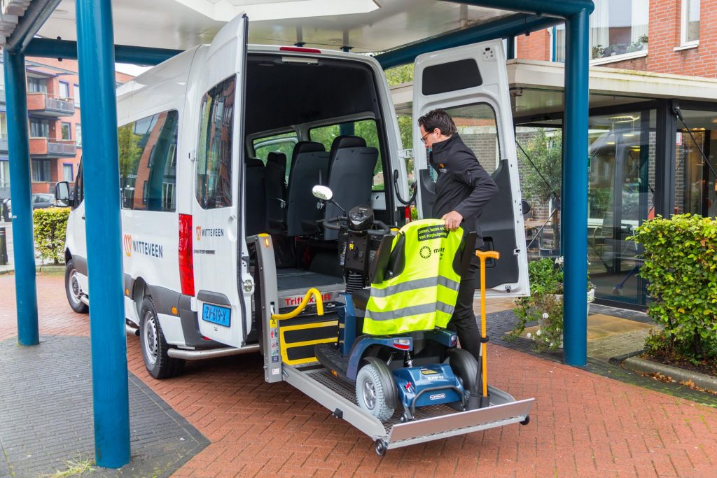 Scootmobiel in taxibus.