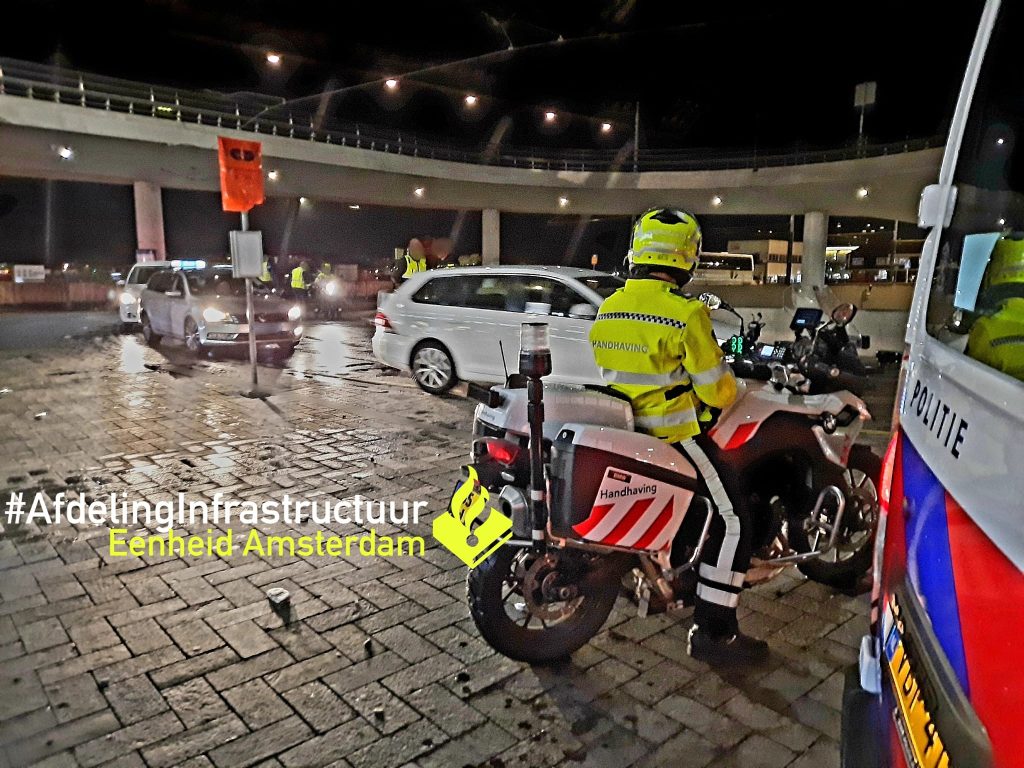 Politie tijdens taxicontrole Amsterdam