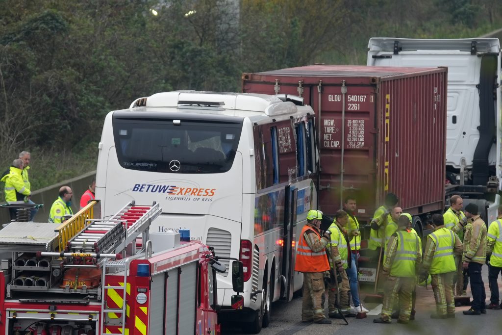 Nederlandse touringcar ingereden op vrachtwagen in België.