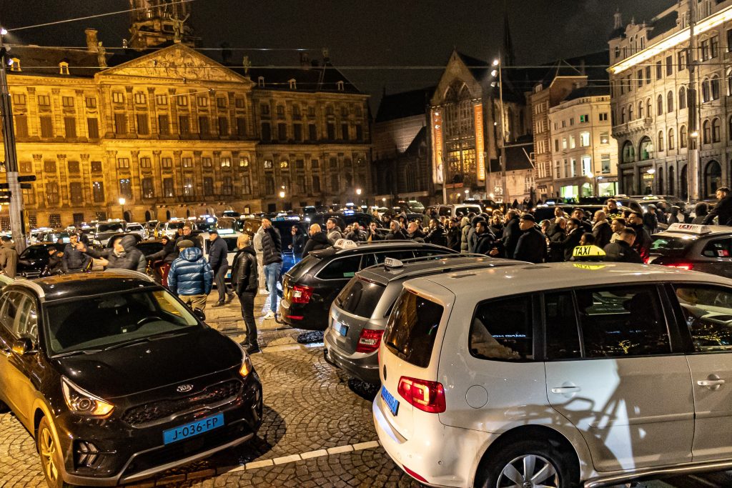 ANP - Taxichauffeurs demonstreren op de Dam