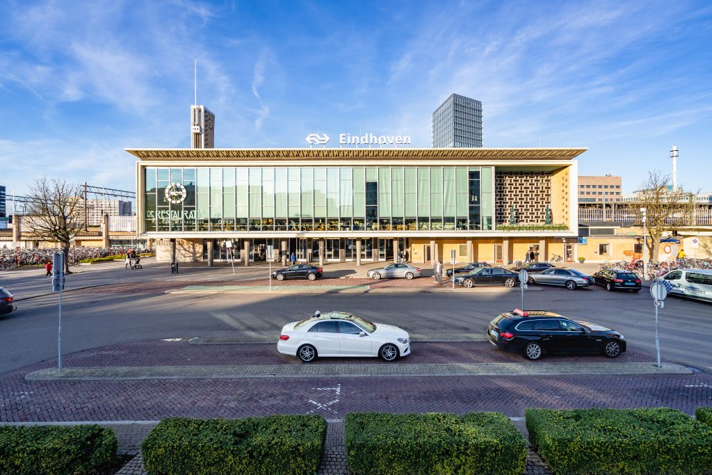 Taxi's voor het treinstation in Eindhoven