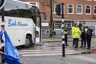 Fietser zwaargewond na aanrijding met touringcar in Amsterdam