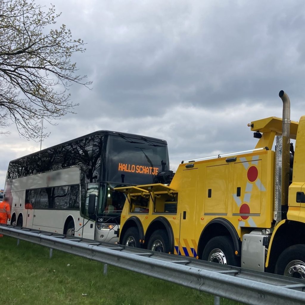 Touringcar met pech op de weg