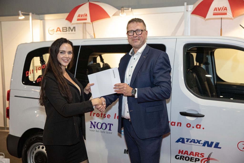 Motorhuis en A-tax de Vries sluiten deal op Taxi Expo '23