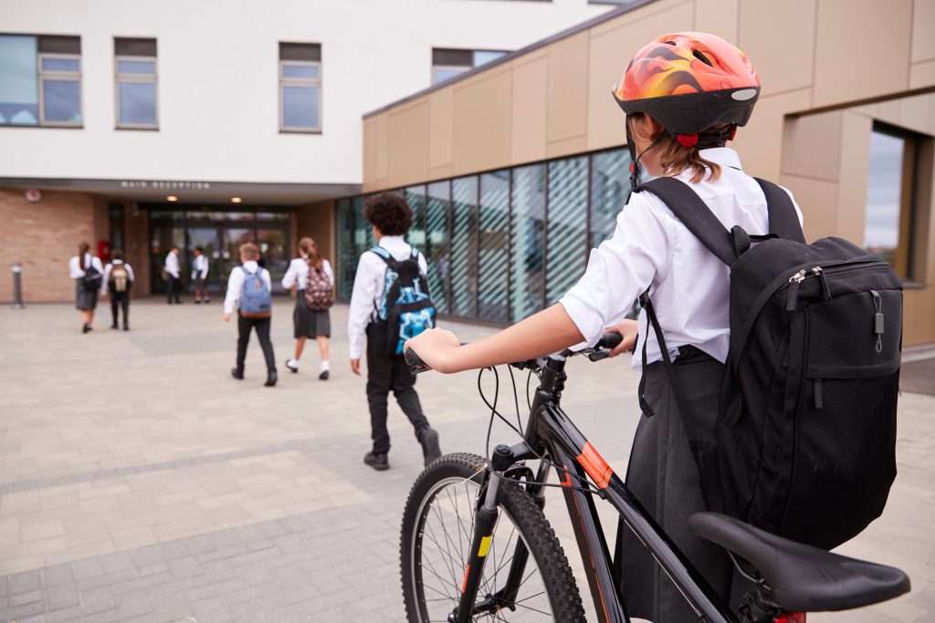 Scholier op een fiets