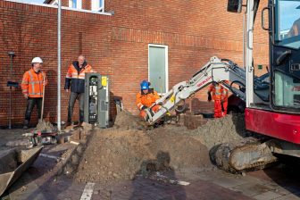 De eerste gemeentelijke laadpaal wordt geplaatst