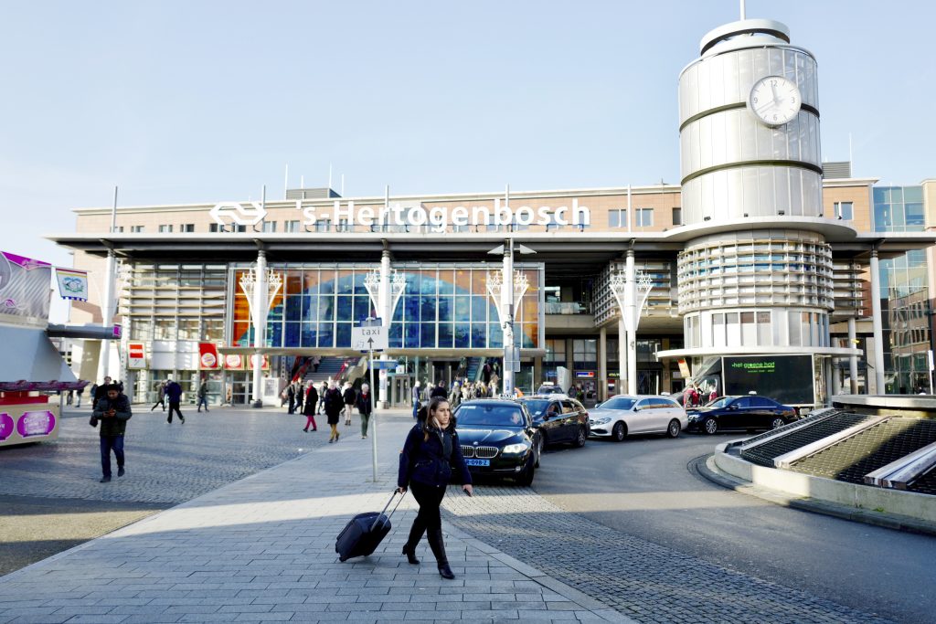 Taxi's voor de ingang van Den Bosch Centraal.