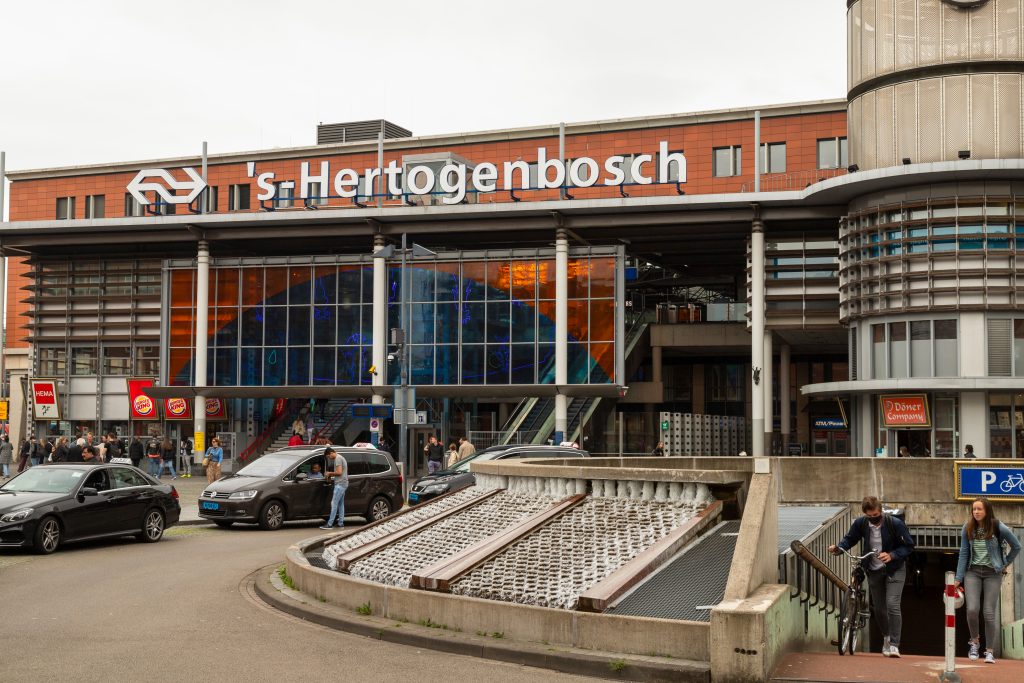 Taxi's bij treinstation Den Bosch Centraal