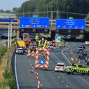 Op de Rijksweg A10 is dinsdagavond een taxi tegen een pijlwagen geknald.