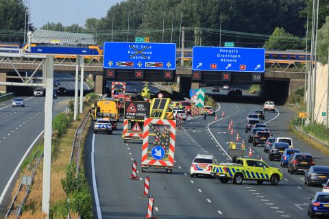 Op de Rijksweg A10 is dinsdagavond een taxi tegen een pijlwagen geknald.