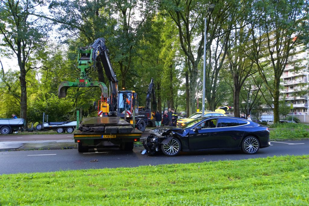 Taxi botst tegen graafmachine